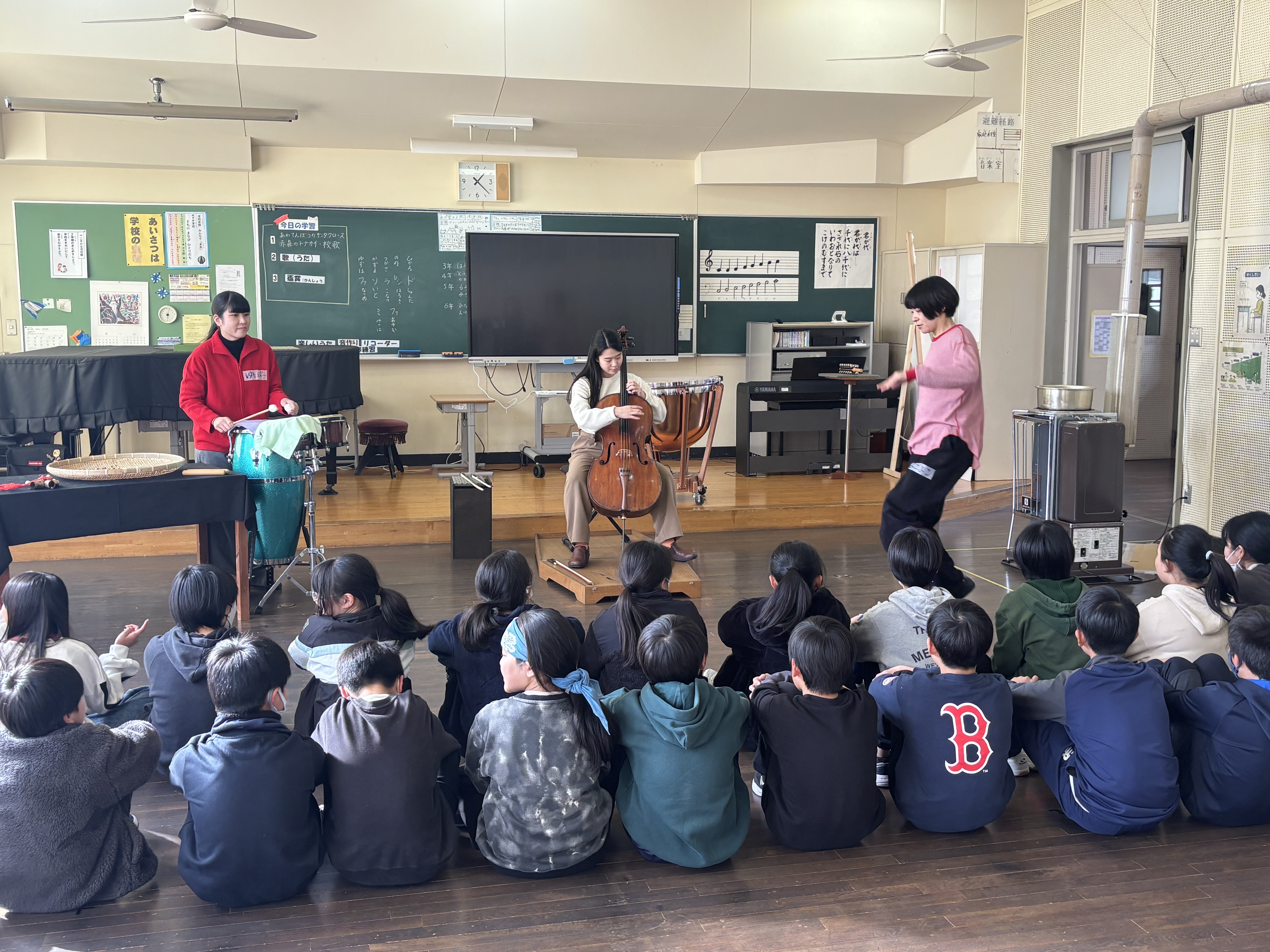 1中川村立中川東小学校_3人のオープニングパフォーマンスから始まるアウトリーチの様子.JPG